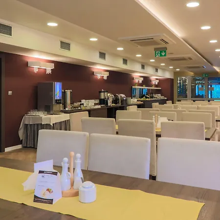 호텔 *** Nat 우스트론